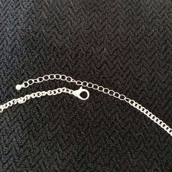 Cute Silver Flower Necklace. - Picture 4 of 5